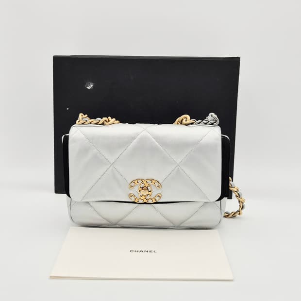 샤넬 19 미듐 실버 플랩 금장 체인 숄더백