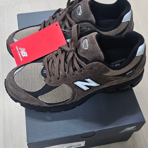 뉴발란스 2002r 260사이즈 새제품