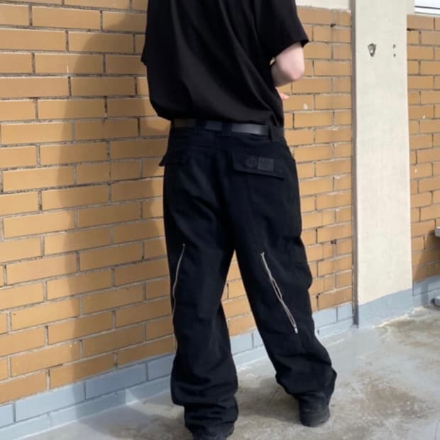 새상품)PLASTIC PRODUCT WAVE ZIPPER PANTS (B