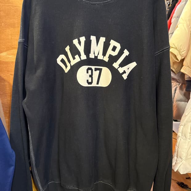 아웃스탠딩 블랙 맨투맨