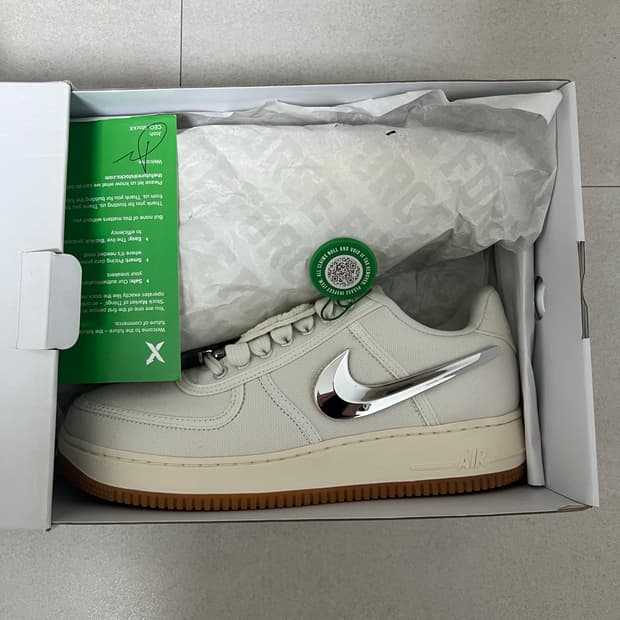 나이키X 트래비스 스캇 에어포스 1 로우 세일