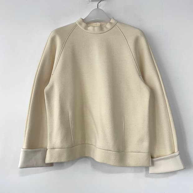 구호 KUHO 23 모크넥 스웨트셔츠