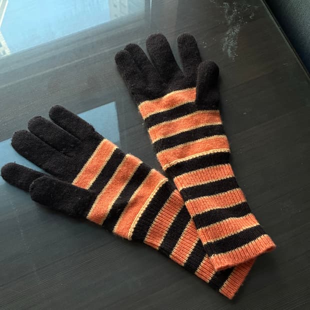 유니클로 마르니 콜라보 캐시미어 장갑입니다. 100% 캐시미어 소재로 부