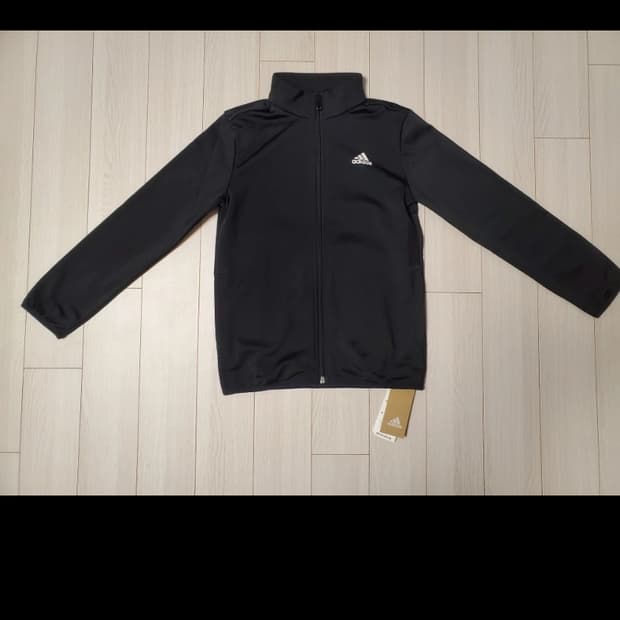 택 달린 아디다스 아동 트레이닝복 새상품입니다. 120사이즈 블랙 색상으
