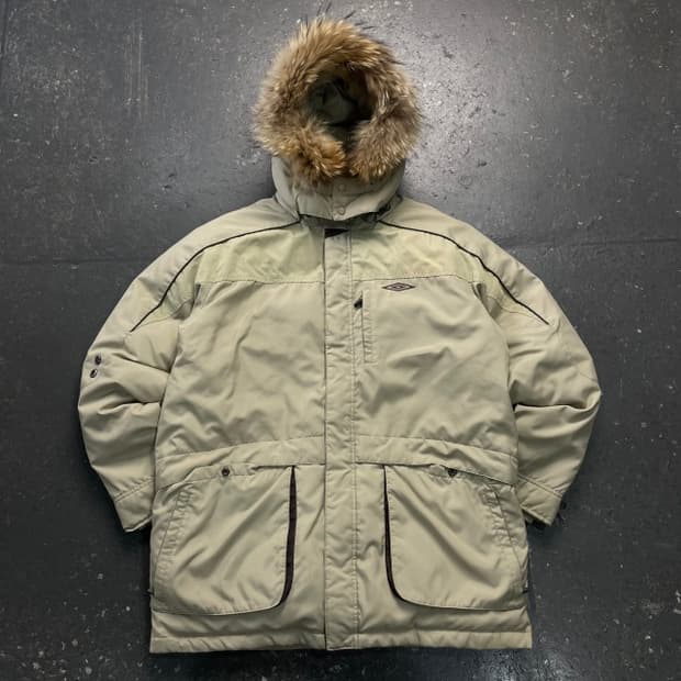 100 엄브로 라쿤패딩