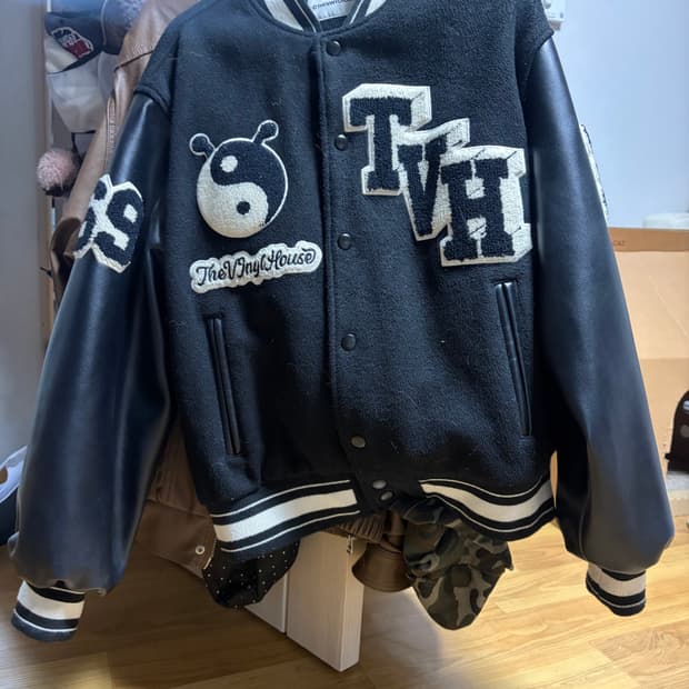 더바이닐하우스 바시티 자켓