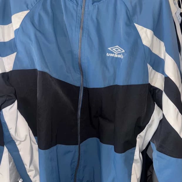 엄브로 바람막이