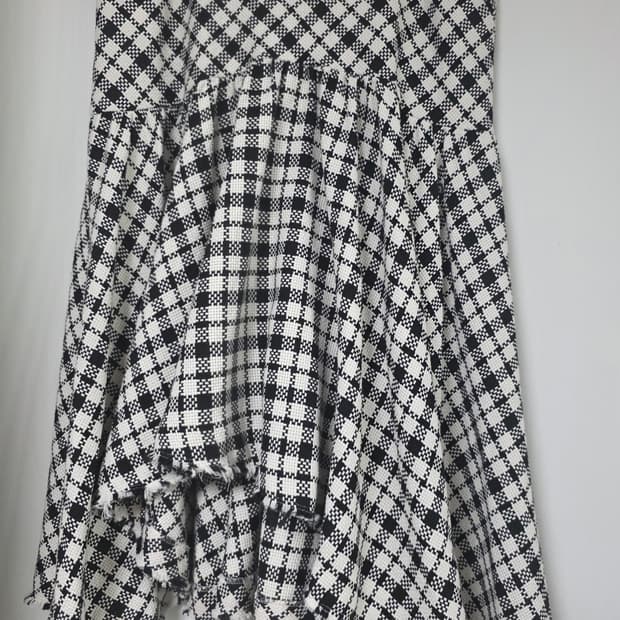 럭키슈에뜨 체크 트위드 언발 플레어 스커트 38