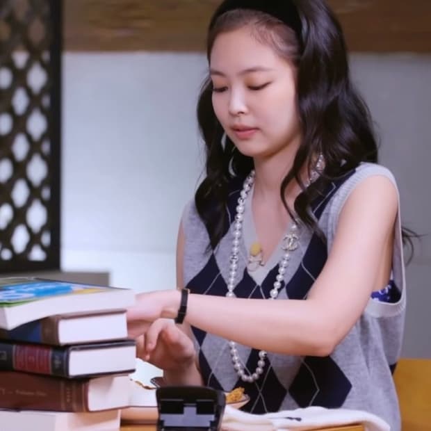 EN OR 브이넥 아가일 숏 베스트 (제니 착용)