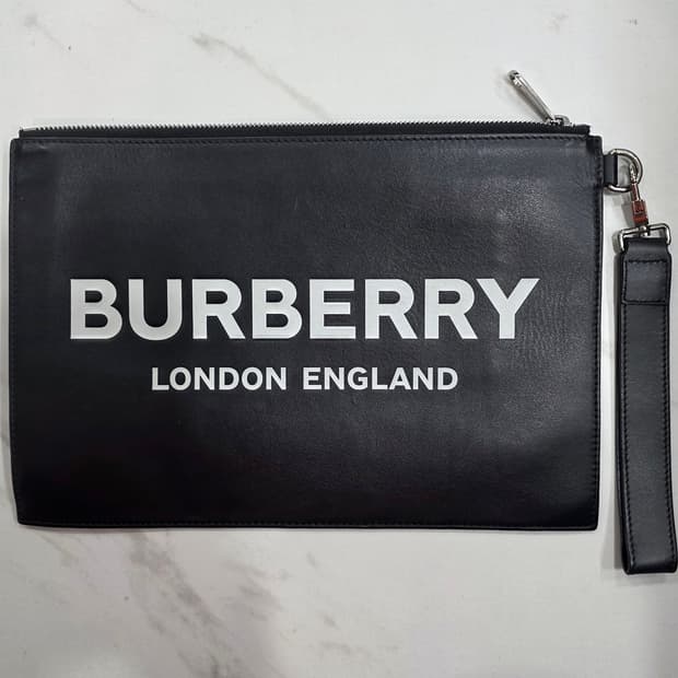 버버리 런던 잉글랜드 로고 프린트 레더 클러치