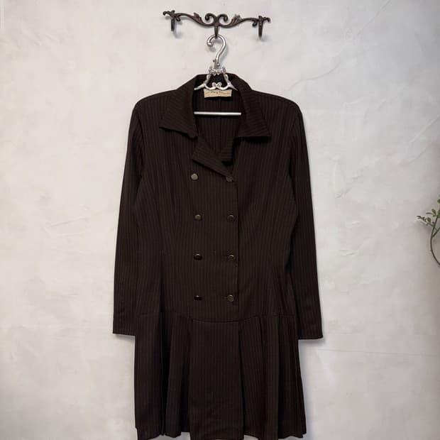 Brown double button stripe pleats ops