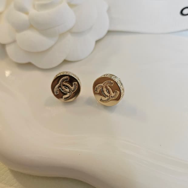 샤넬 코인단추 금장 스터드 귀걸이 업사이클링