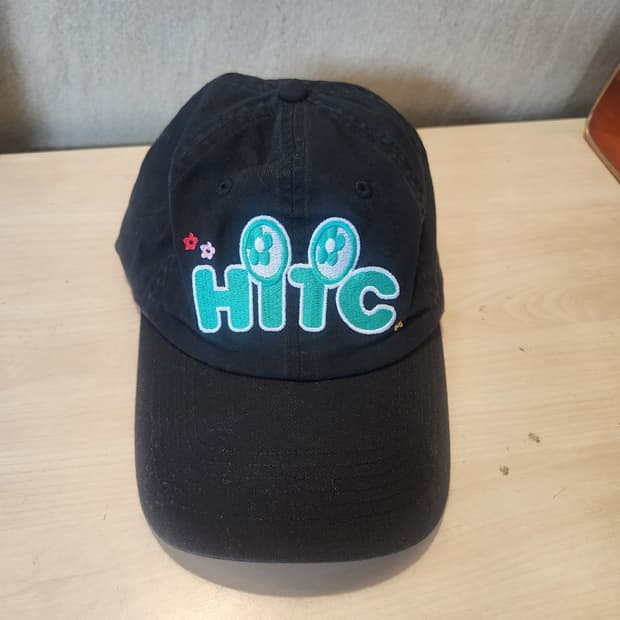 "HITC 자수 볼캡 🧢 스트릿 무드 감성템"