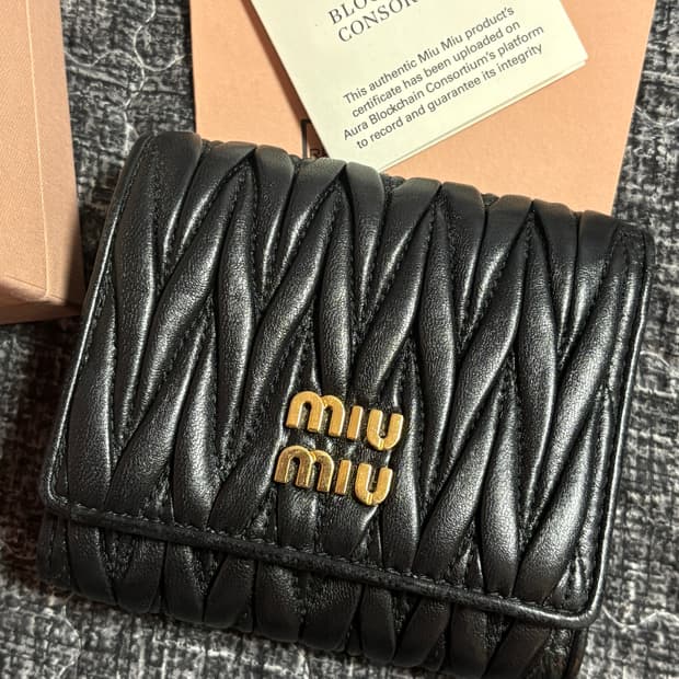 미우미우 스몰 마테라쎄 나파 가죽 지갑 블랙