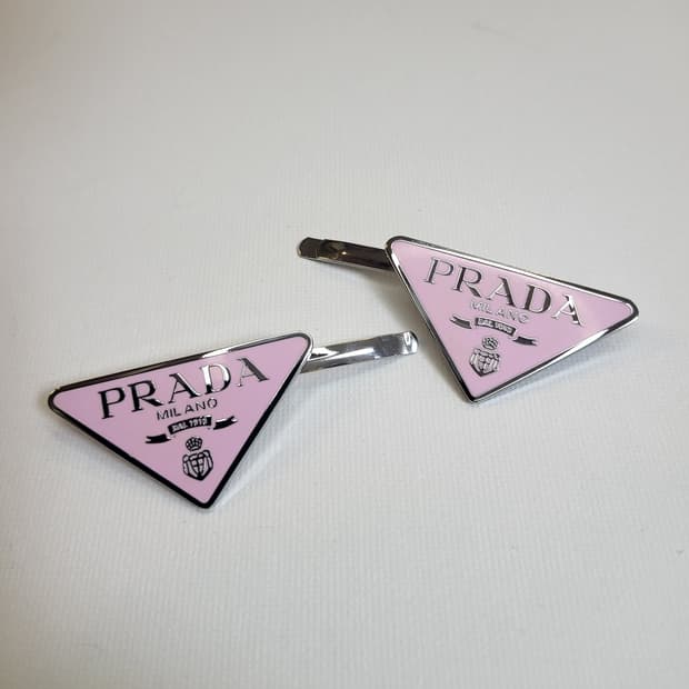 프라다 업사이클링 삼각로고 핑크 헤어핀