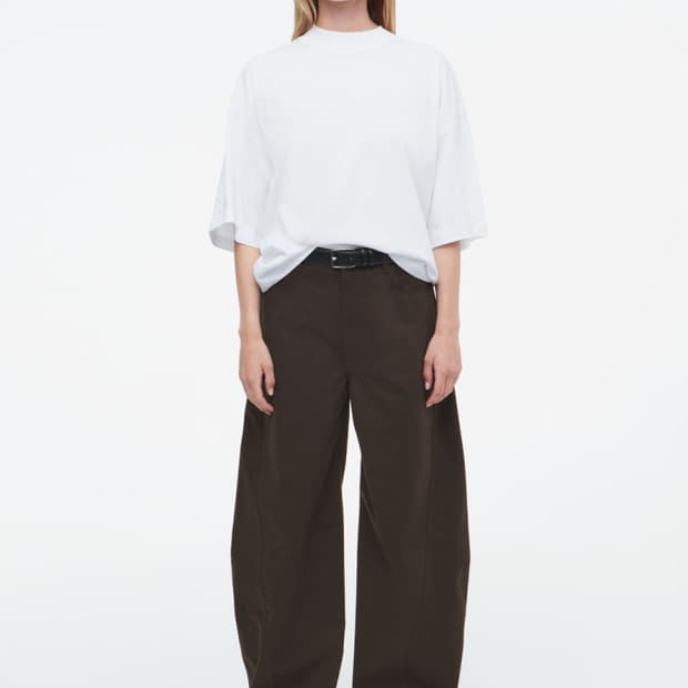 COS 컨스트럭티드 코튼 배럴 레그 트라우저