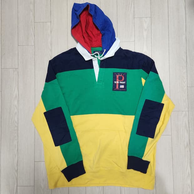 폴로 럭비셔츠인데 후드가 달려있는