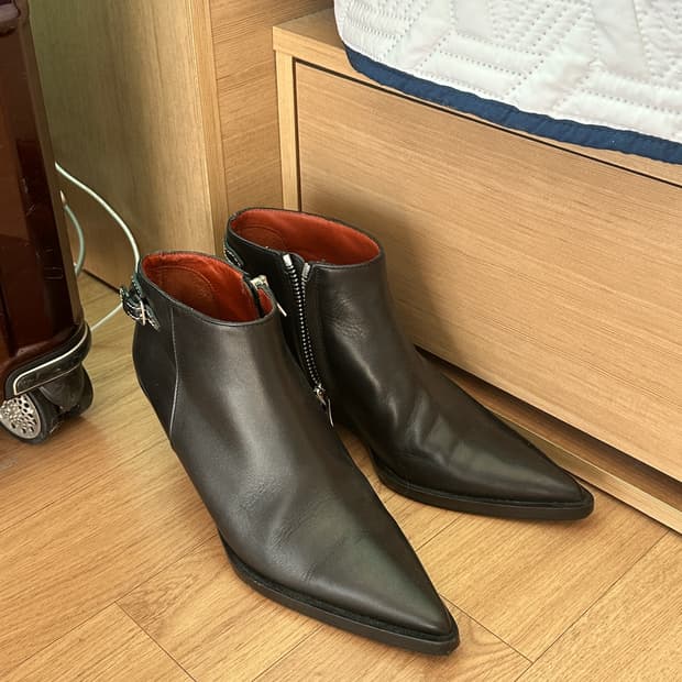 아크네 스튜디오 레더 앵클 부츠