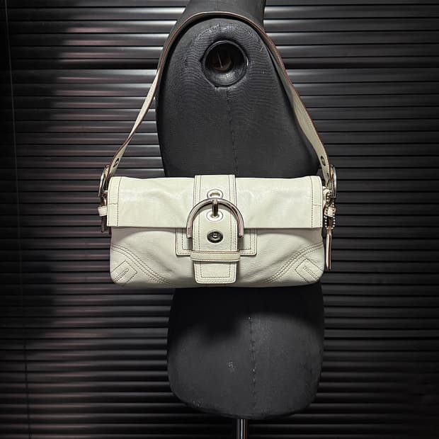 코치 버클 화이트 아이보리 가죽 바게트백 숄더백 토드백 사첼백 호보백 