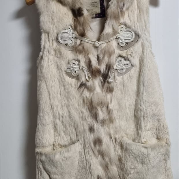 85 (S) 써스데이아일랜드 아이보리 레빗,라쿤퍼 후드 베스트