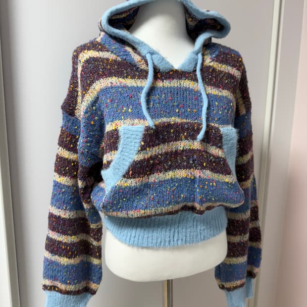 스트라이프 니트 블루 폼폼 후드티