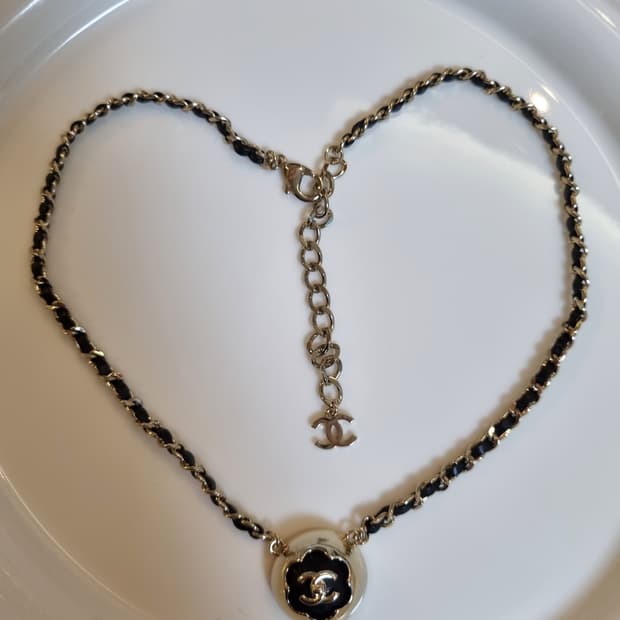 샤넬 업사이클링 가죽체인 까멜리아 턴락 목걸이