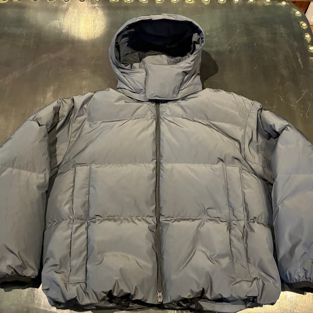 3) 해칭룸 후디드 다운 푸퍼 차콜 패딩