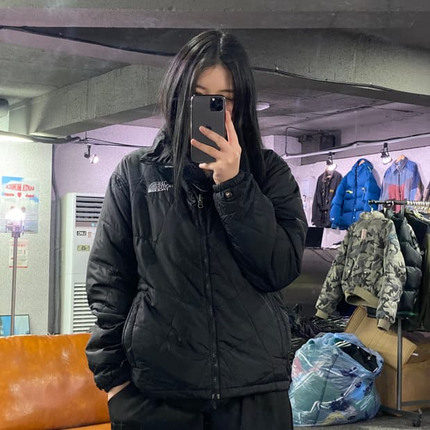 노스페이스 자수 스몰 로고 블랙 경량 패딩 B3497