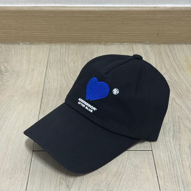 아더에러 트윈 하트 로고 볼캡 팝니다