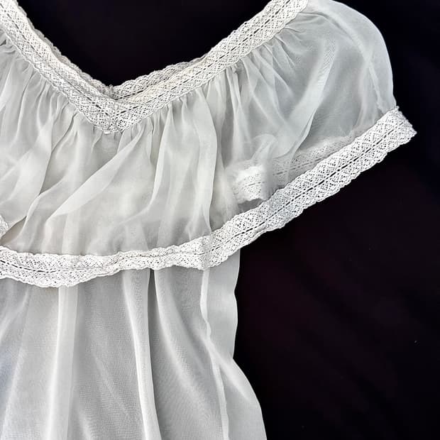 브이넥 레이스 블라우스