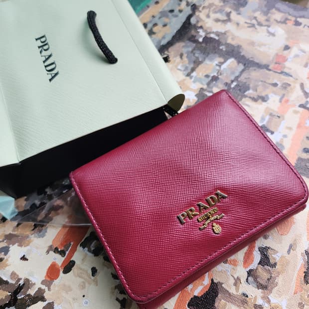 [정품] PRADA 3단 사피아노 반지갑 1m0176 핫핑크