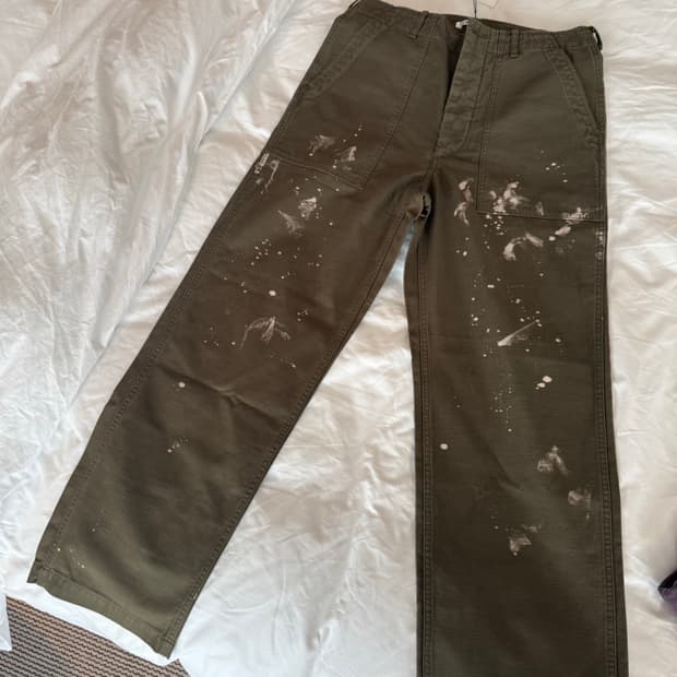 오라리 워시드 사틴 블리치즈 베이커 팬츠