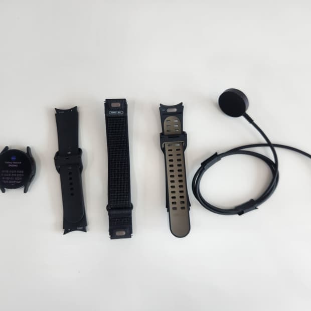 [삼성] 갤럭시워치4 40mm 블랙 + 충전기 + 삼성정품스트랩3종