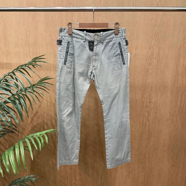 디젤 코튼 팬츠 사이드 레더 스트랩 로고 메탈 장식 스트레이트핏 그레이