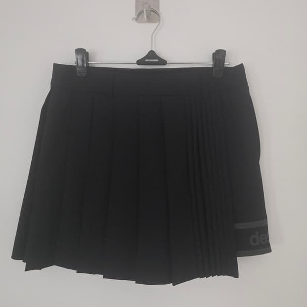 데상트 블랙 플리츠 랩 스커트 XS~S (언발/속바지)
