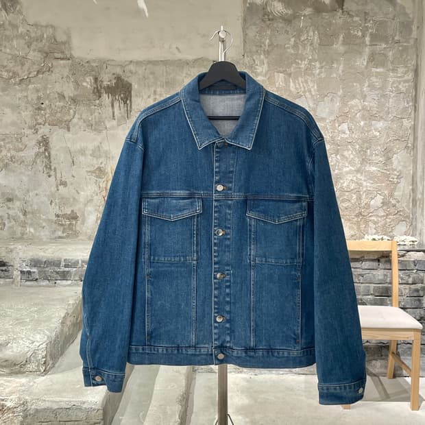띠어리 중청 체스트 포켓 트러커 데님 자켓