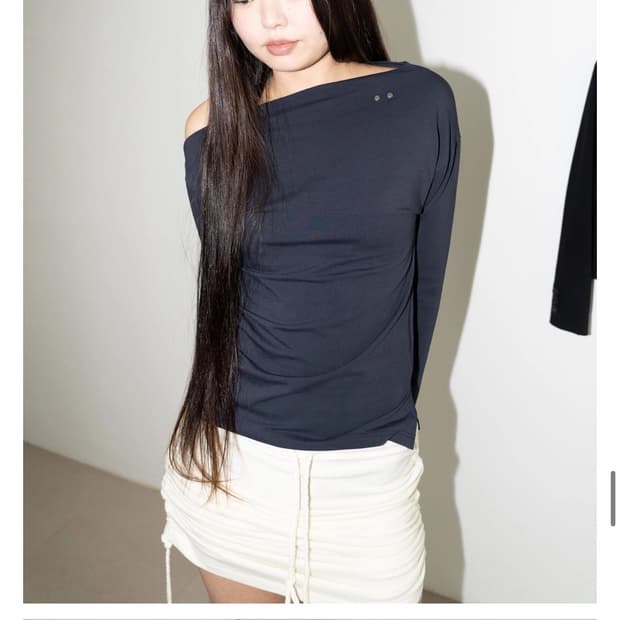 ONE-SHOULDER ELASTIC T (NAVY) 