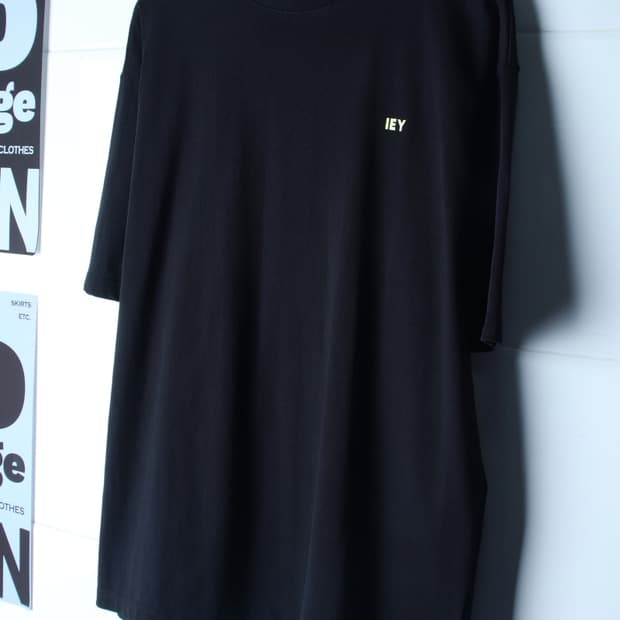 (M-XL) 이에이 반팔 티셔츠 백로고 블랙 오버핏 헤비-H36157