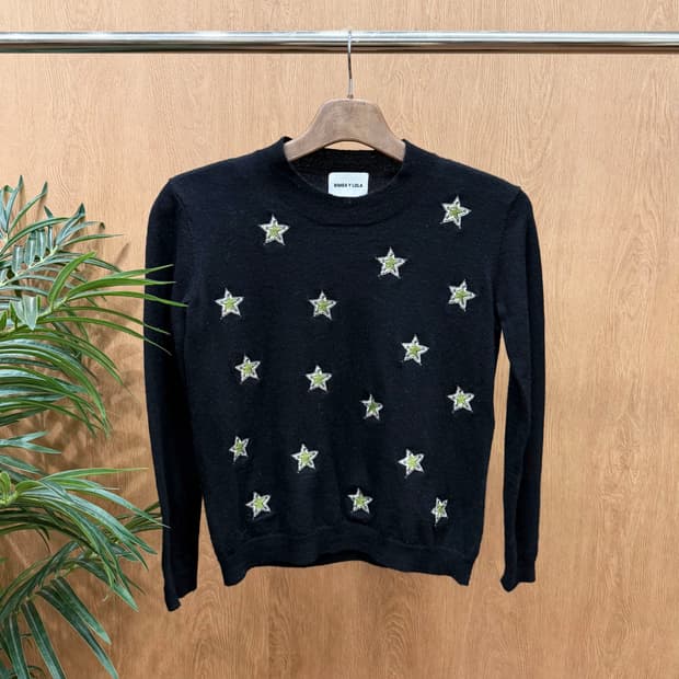 빔바이롤라 라운드넥 긴팔 울 니트 올오버 그린 스타 자수 디테일 블랙