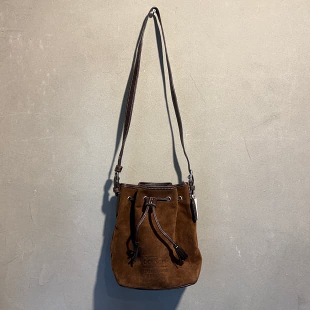 코치 스웨이드 드로우스트링 버킷 숄더백