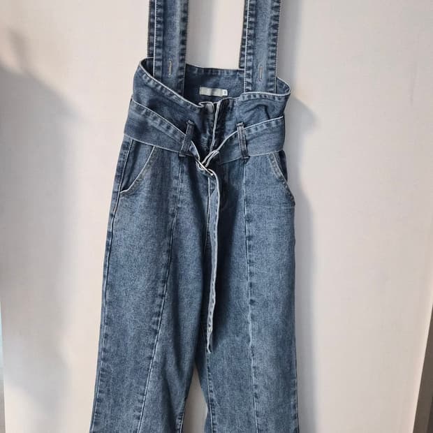 하이웨이스트 벨티드 멜빵 롱 데님팬츠 (밑단 트임