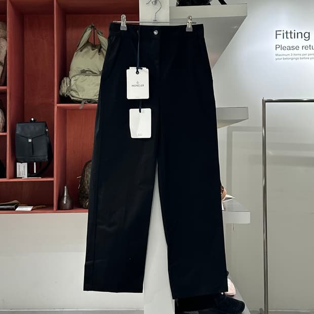 몽클레어 블랙 클래식 실버 버튼 스트레이트 핏 슬랙스