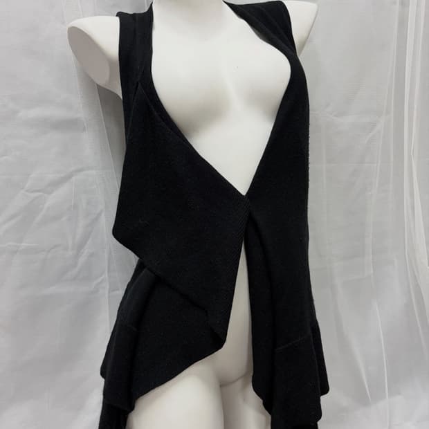 [Pittic] Black Draped Vest