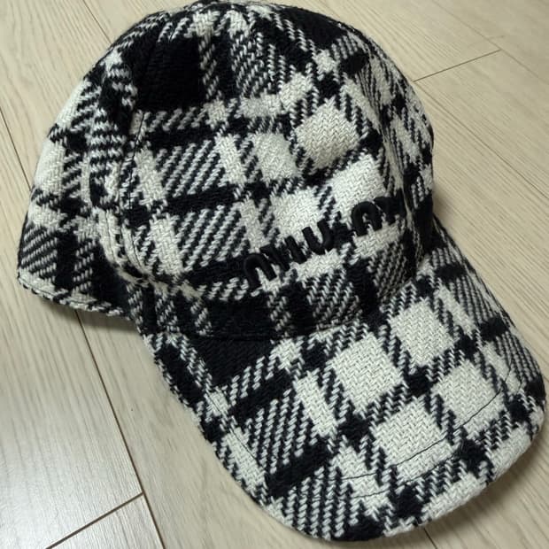 미우미우 볼캡