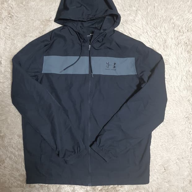 언더아머 바람막이 상태좋고깨끗해요 사이즈 100
