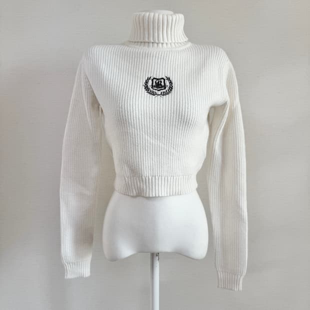 배드블러드) 터틀넥 크롭 니트