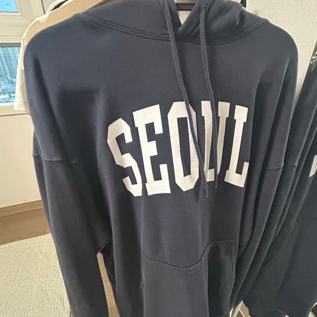 브랜디멜빌 서울 네이비색 후드티