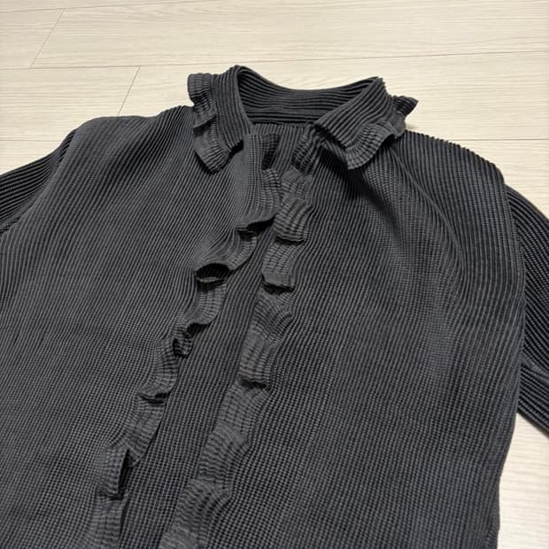 이세미야케 맛 빈티지 플리츠 프릴 가디건 다크 그레이 55사이즈