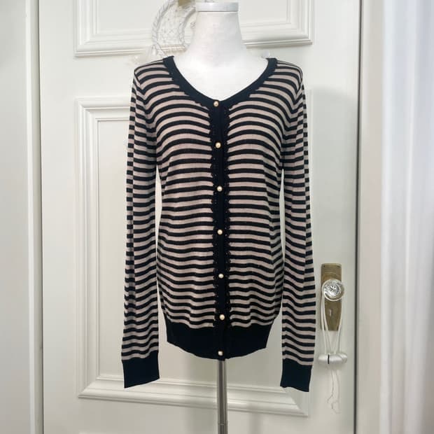 beige gray lace point pearl button cardi