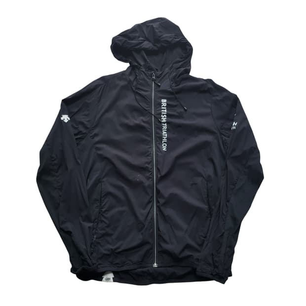 데상트 바람막이